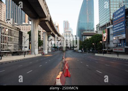 Bangkok, Thailandia. 30 dicembre 2024. BANGKOK, THAILANDIA 30 dicembre 2024 - Vista delle strade importanti della città di Bangkok prima delle celebrazioni di Capodanno. (Foto di Teera Noisakran/Sipa USA) credito: SIPA USA/Alamy Live News Foto Stock