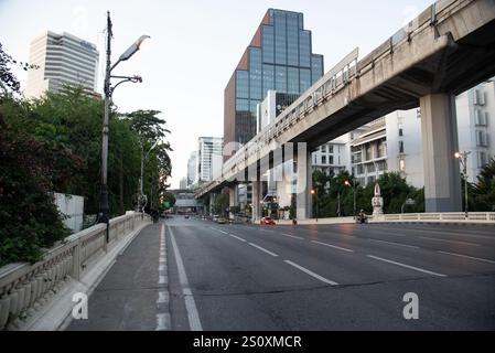 Bangkok, Thailandia. 30 dicembre 2024. BANGKOK, THAILANDIA 30 dicembre 2024 - Vista delle strade importanti della città di Bangkok prima delle celebrazioni di Capodanno. (Foto di Teera Noisakran/Sipa USA) credito: SIPA USA/Alamy Live News Foto Stock