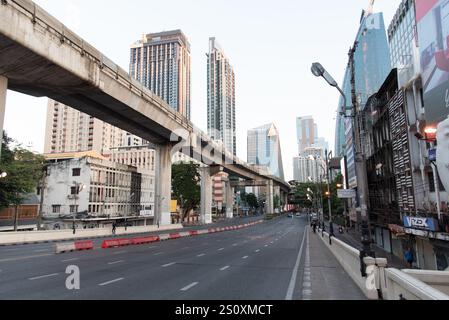 Bangkok, Thailandia. 30 dicembre 2024. BANGKOK, THAILANDIA 30 dicembre 2024 - Vista delle strade importanti della città di Bangkok prima delle celebrazioni di Capodanno. (Foto di Teera Noisakran/Sipa USA) credito: SIPA USA/Alamy Live News Foto Stock