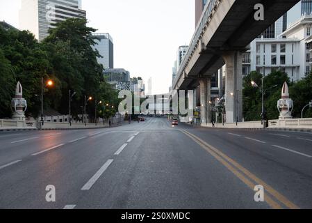 Bangkok, Thailandia. 30 dicembre 2024. BANGKOK, THAILANDIA 30 dicembre 2024 - Vista delle strade importanti della città di Bangkok prima delle celebrazioni di Capodanno. (Foto di Teera Noisakran/Sipa USA) credito: SIPA USA/Alamy Live News Foto Stock