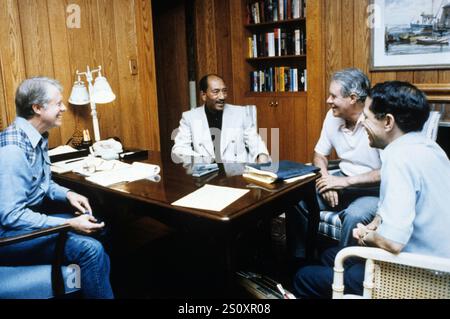 Il presidente degli Stati Uniti Jimmy Carter, a sinistra, incontra il presidente Anwar Sadat, al centro sinistro, il segretario di Stato Cyrus Vance, al centro destro, e Osama al Baz, ambasciatore d'Egitto negli Stati Uniti, a destra, a Camp David, il ritiro presidenziale vicino a Thurmont, Maryland il 17 settembre 1978.credito: White House via CNP Foto Stock
