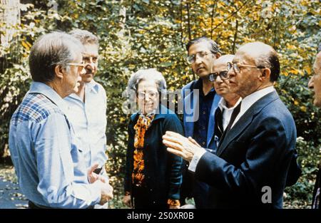 Il presidente degli Stati Uniti Jimmy Carter, a sinistra, parla con il primo ministro Menachem BEGIN, a destra, e il suo partito dopo il loro incontro a Camp David, vicino Thurmont, Maryland, prima del loro incontro di venerdì 16 settembre 1978. Da sinistra a destra: Presidente Carter; Ministro della difesa Ezer Weizman di Israele, Aliza BEGIN, moglie del primo Ministro; non identificato; Yehiel Kadishai, Direttore dell'Ufficio del primo Ministro; e primo Ministro BEGIN. Credito: Casa Bianca tramite CNP Foto Stock