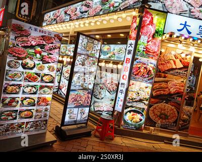 Seoul, Corea del Sud - 27 ottobre 2024: Scena Street food di barbecue coreano nel vivace e vivace quartiere dello shopping di Myeong-Dong di notte con illumi Foto Stock