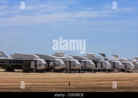 Un gran numero di aerei bianchi sono parcheggiati su una pista. Gli aeroplani sono rivestiti di vernice bianca, conferendo loro un aspetto uniforme. Concetto di ordine Foto Stock