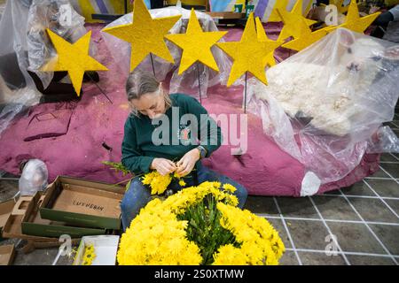 Los Angeles, Stati Uniti. 29 dicembre 2024. Un volontario lavora su un galleggiante per la 136a Rose Parade a Pasadena, California, il 29 dicembre 2024. Meglio conosciuta come la Rose Parade, il festival dei carri allegorici ricoperti di fiori si svolgerà il 1° gennaio 2025. Credito: SOPA Images Limited/Alamy Live News Foto Stock