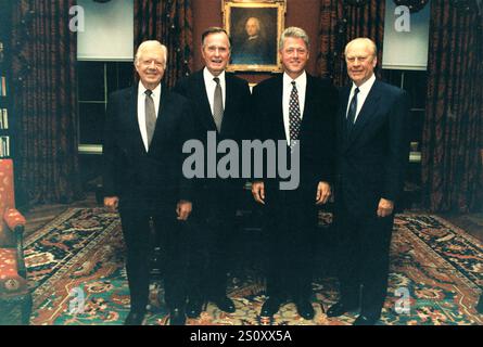 Il presidente degli Stati Uniti Bill Clinton, al centro a destra, posa per una foto di gruppo con gli ex presidenti degli Stati Uniti Jimmy Carter, a sinistra, George HW Bush, al centro a sinistra, e Gerald R. Ford, a destra, alla Casa Bianca di Washington, DC il 13 settembre 1993. I leader si riunirono alla Casa Bianca per la firma del trattato mediorientale, noto anche come Oslo 1, e per l'accordo di libero scambio nordamericano, noto anche come NAFTA, il calcio d'inizio il giorno seguente. Credito: White House via CNP/Sipa USA credito: SIPA USA/Alamy Live News Foto Stock