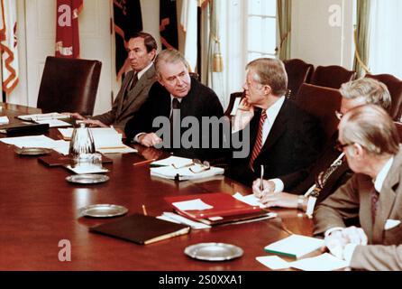 Il presidente degli Stati Uniti Jimmy Carter è tornato da Camp David, il ritiro presidenziale nei pressi di Thurmont, Maryland, per incontrare il suo Consiglio di sicurezza nazionale sulla crisi in Iran e l'invasione sovietica dell'Afghanistan nella sala del Gabinetto della Casa Bianca a Washington, DC il 2 gennaio 1980. Nella foto con il presidente ci sono il vicesegretario di Stato americano Warren Christopher, a sinistra, il Segretario di Stato americano Cyrus Vance, centro. In risposta alla crisi sono state proposte solo sanzioni delle Nazioni Unite, ma i membri dell'amministrazione Carter stanno valutando altre misure per ottenere il rilascio Foto Stock