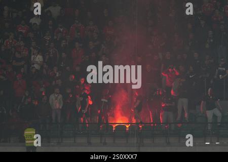 Lisbona, Portogallo. 29 dicembre 2024. Tifosi del Benfica in azione durante la partita di calcio Betclic della Liga Portugal tra lo Sporting CP e lo SL Benfica all'Estadio Jose Alvalade di Lisbona, Portogallo. 29/12/2024 credito: Brasile Photo Press/Alamy Live News Foto Stock