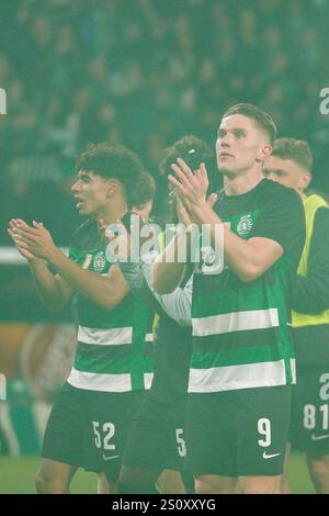 Lisbona, Portogallo. 29 dicembre 2024. I giocatori dello Sporting CP celebrano la loro vittoria durante la partita di calcio della Liga Portugal Betclic tra lo Sporting CP e lo SL Benfica all'Estadio Jose Alvalade di Lisbona, Portogallo. 29/12/2024 credito: Brasile Photo Press/Alamy Live News Foto Stock