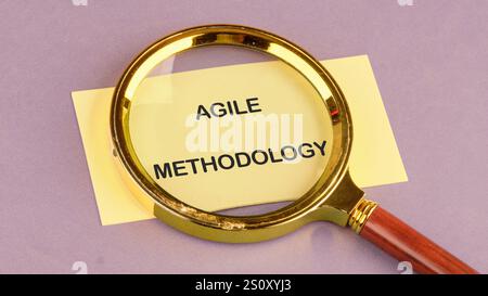 Concetto di cambiamenti rapidi. METODOLOGIA AGILE sulla scheda gialla, vista dall'alto. Foto Stock