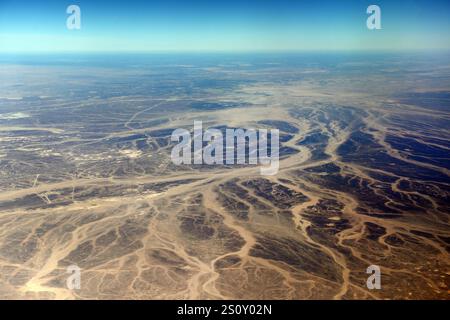 Una vista aerea surreale dei letti dei fiumi secchi nel deserto in Giordania vicino al confine con l'Arabia Saudita. Foto Stock