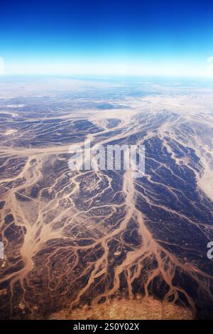 Una vista aerea surreale dei letti dei fiumi secchi nel deserto in Giordania vicino al confine con l'Arabia Saudita. Foto Stock