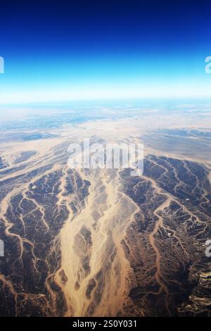 Una vista aerea surreale dei letti dei fiumi secchi nel deserto in Giordania vicino al confine con l'Arabia Saudita. Foto Stock