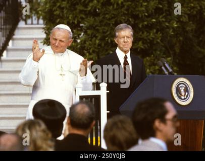 Il Presidente degli Stati Uniti Jimmy Carter dà il benvenuto a sua Santità Papa Giovanni Paolo II durante una cerimonia sul South Lawn della Casa Bianca a Washington, DC, sabato 6 ottobre 1979. Foto di Arnie Sachs/CNP/ABACAPRESS. COM credito: Abaca Press/Alamy Live News Foto Stock