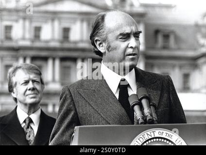 Il presidente messicano José López Portillo, a destra, fa alcune osservazioni, poiché è accolto alla Casa Bianca per una visita di Stato a Washington dal presidente degli Stati Uniti Jimmy Carter, partito lunedì 14 febbraio 1977. Nelle sue osservazioni, il presidente López Portillo ha elogiato le relazioni tra Stati Uniti e Messico e non vede l'ora di parlare con il presidente Carter. Crediti: Benjamin E. "Gene" forte / CNP / MediaPunch Foto Stock