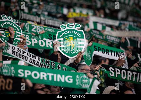 Lisbona, Portogallo. 29 dicembre 2024. Tifosi del CP sportivo visti durante la partita Betclic della Liga Portugal tra Sporting CP e SL Benfica all'Estadio Jose Alvalade. (Punteggio finale: Sporting CP 1 - 0 SL Benfica) credito: SOPA Images Limited/Alamy Live News Foto Stock