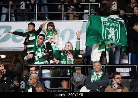 Lisbona, Portogallo. 29 dicembre 2024. Tifosi del CP sportivo visti durante la partita Betclic della Liga Portugal tra Sporting CP e SL Benfica all'Estadio Jose Alvalade. (Punteggio finale: Sporting CP 1 - 0 SL Benfica) credito: SOPA Images Limited/Alamy Live News Foto Stock