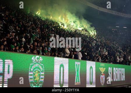 Lisbona, Portogallo. 29 dicembre 2024. Tifosi del CP sportivo visti durante la partita Betclic della Liga Portugal tra Sporting CP e SL Benfica all'Estadio Jose Alvalade. (Punteggio finale: Sporting CP 1 - 0 SL Benfica) credito: SOPA Images Limited/Alamy Live News Foto Stock