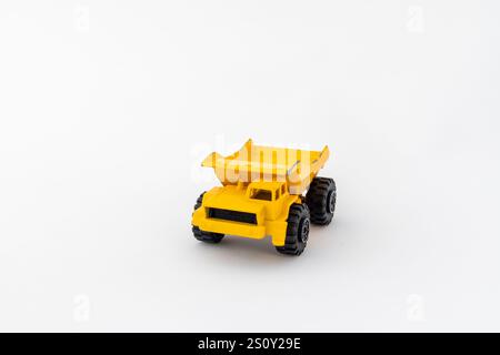 Vecchio dumper giallo isolato su sfondo bianco Foto Stock