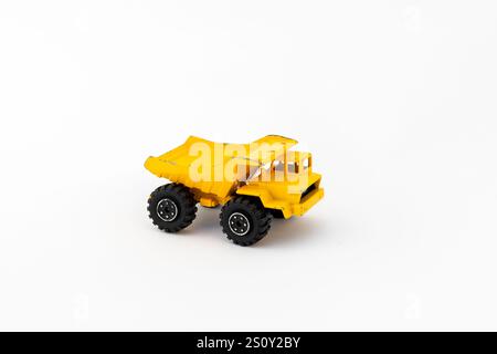 Lo stile industriale ha usato il camion di scarico giocattolo giallo per la decorazione nostalgica Foto Stock