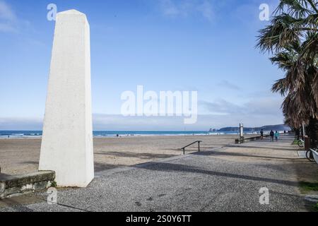 Hendaye, Francia - 25 dicembre 2024: Vista sulla spiaggia di Hendaye e sulla costa basca Foto Stock