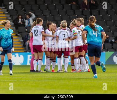 London City Lionesses contro il West Ham Utd Women nella Subway League Cup, 2024 novembre a Hayes Lane, casa del Bromley FC, Londra. REGNO UNITO. Foto Stock