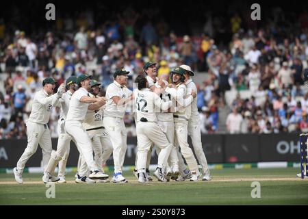 MELBOURNE, AUSTRALIA. 30 dicembre 2024. L'Australia festeggia dopo aver conquistato la vittoria sull'India il giorno 5 del quarto test dell'Australia vs India test Cricket al Melbourne Cricket Ground, Melbourne, Australia, il 30 dicembre 2024. Crediti: Karl Phillipson/Alamy Live News Foto Stock