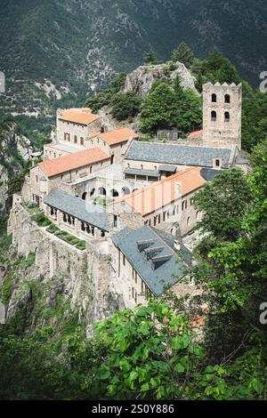 Il monastero di Saint Martin du Canigou è arroccato su un affioramento roccioso remoto sulla catena montuosa di Canogou nei Pirenei francesi, Roussillion, Francia Foto Stock