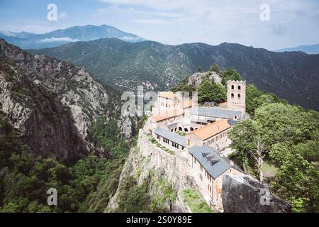 Il monastero di Saint Martin du Canigou è arroccato su un affioramento roccioso remoto sulla catena montuosa di Canogou nei Pirenei francesi, Roussillion, Francia Foto Stock