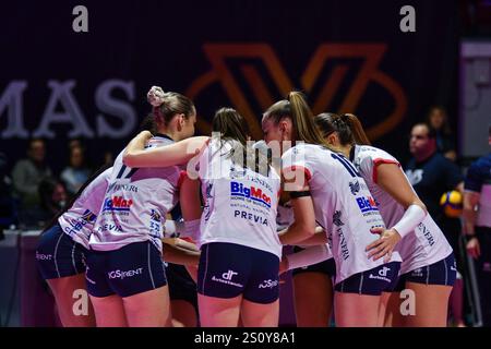 Milano, Italia. 29 dicembre 2024. Coppa Italia Frecciarossa di serie A1 partita tra vero Volley Milano e reale mutua Fenera Chieri '76 all'Opiquad Arena di Monza (MB) credito: Independent Photo Agency/Alamy Live News Foto Stock