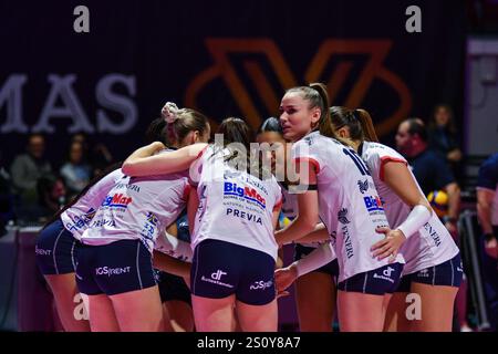 Milano, Italia. 29 dicembre 2024. Coppa Italia Frecciarossa di serie A1 partita tra vero Volley Milano e reale mutua Fenera Chieri '76 all'Opiquad Arena di Monza (MB) credito: Independent Photo Agency/Alamy Live News Foto Stock