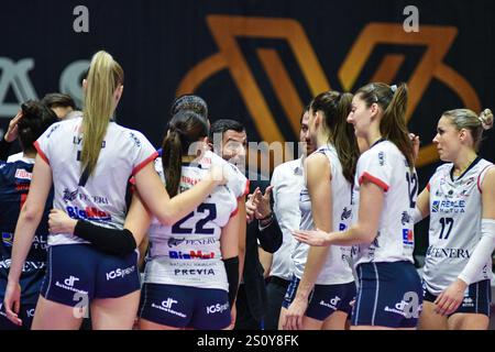 Milano, Italia. 29 dicembre 2024. Coppa Italia Frecciarossa di serie A1 partita tra vero Volley Milano e reale mutua Fenera Chieri '76 all'Opiquad Arena di Monza (MB) credito: Independent Photo Agency/Alamy Live News Foto Stock