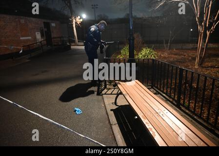 Crown Heights, Brooklyn, Stati Uniti. 29 dicembre 2024. La polizia di New York elabora le prove sulla scena in cui un ragazzo di 16 anni è stato elencato in condizioni critiche ma stabili dopo essere stato pugnalato più volte intorno alle 19:00 domenica sera al Lincoln Terrace/Arthur S. Somers Park a Rochester Avenue e Carroll Street nella sezione di Crown Heights di Brooklyn. Nessun sospetto e' in custodia, la squadra di raccolta delle prove della polizia ha esaminato la scena. (Foto di Kyle Mazza/SOPA Images/Sipa USA) credito: SIPA USA/Alamy Live News Foto Stock