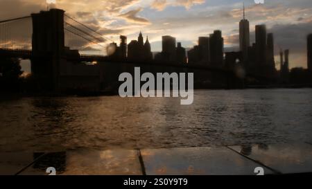 Ponte di Brooklyn, giornata nebbiosa. New York City, Manhattan, skyline del centro cittadino, quartiere finanziario, Stati Uniti. Grattacielo del World Trade Center. Autumn Pebble Beach a Dumbo, Stati Uniti. Foto Stock