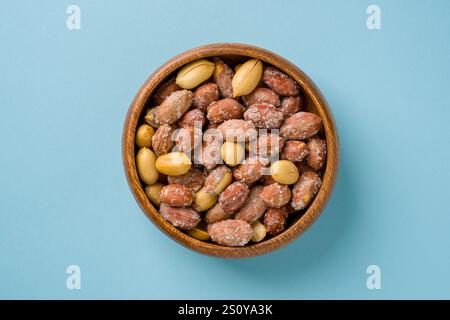 Vista dall'alto delle arachidi salate in un recipiente di legno Foto Stock