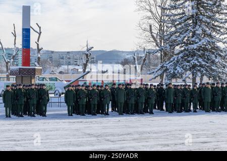 Maykop, Russia - 13 gennaio 2024: Soldati e ufficiali sono schierati sul campo da parata in un'unità militare in una mattina d'inverno Foto Stock