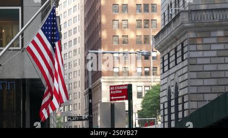 New York, Stati Uniti. Architettura urbana del quartiere finanziario del centro di Lower Manhattan. Bandiera americana. Edificio della Federal Reserve Bank vicino alla Borsa di Wall Street. USA Federal Reserve System. Foto Stock