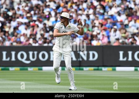 MELBOURNE, AUSTRALIA. 30 dicembre 2024. Mitchell Starc dell'Australia schiaccia la palla durante il giorno 5, quarto test del Cricket Australia vs India al Melbourne Cricket Ground, Melbourne, Australia, il 30 dicembre 2024. Crediti: Karl Phillipson/Alamy Live News Foto Stock