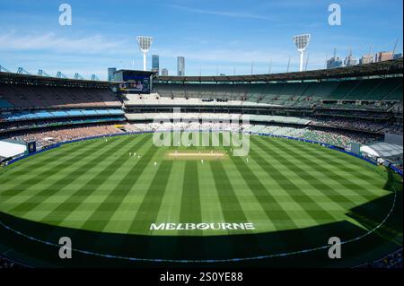 MELBOURNE, AUSTRALIA. 30 dicembre 2024. Un'ampia veduta aerea del cartello di Melbourne sul campo dalla cima degli stand all'inizio del giorno 5 del quarto test dell'Australia vs India test Cricket al Melbourne Cricket Ground, Melbourne, Australia, il 30 dicembre 2024. Crediti: Karl Phillipson/Alamy Live News Foto Stock