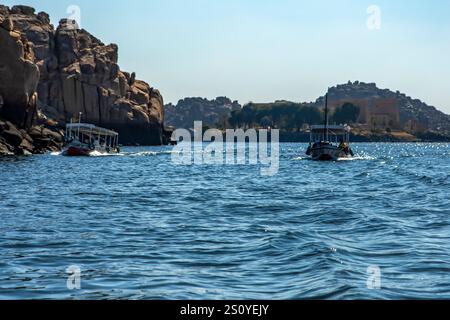 Assuan, Egitto; 18 gennaio 2024: Vedi Elefantina Island Boats, trasportando turisti sul fiume Nilo ad Assuan. Queste barche trasportano i visitatori verso il centro storico Foto Stock