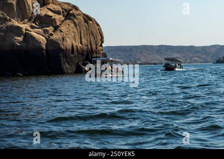 Assuan, Egitto; 18 gennaio 2024: Vedi barche sul Nilo a Elefantina: Trasporto turistico da Assuan. Queste barche portano i turisti attraverso il Nilo fino ad e Foto Stock