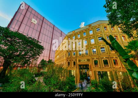 BANGKOK TAILANDIA - 19 dicembre 2024: Il primo 'DIOR Pop-Up Store' in Tailandia, la 'DIOR Gold House', questo edificio e' stato ispirato dall'architettura del No. 30 Foto Stock