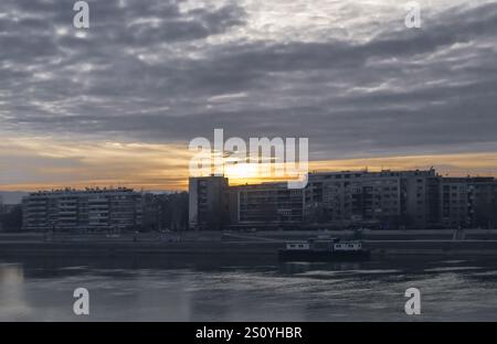Vista panoramica sul Danubio. Vista del fiume Danubio nella calma della giornata dalla Fortezza Petrovaradin Foto Stock
