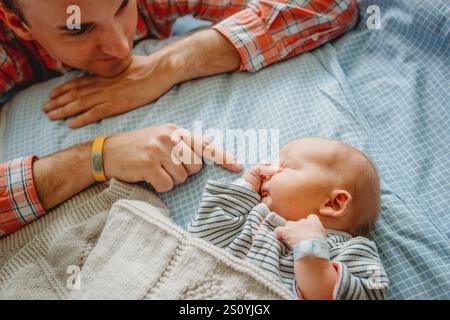 Padre padre che guarda neonato bambino che dorme in ospedale Foto Stock
