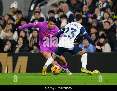 Londra, Regno Unito. 29 dicembre 2024. Londra, Inghilterra - 2024 29 dicembre: Pedro Porro (a destra) del Tottenham Hotspur combatte con l'Hwang Hee-Chan (a sinistra) del Wolverhampton Wanderers durante la partita di Premier League 2024/25 tra il Tottenham Hotspur FC e il Wolverhampton Wanderers al Tottenham Hotspur Stadium il 29 dicembre 2024 a Londra, Inghilterra. (Foto di David Horton/SPP) (David Horton/SPP) credito: SPP Sport Press Photo. /Alamy Live News Foto Stock