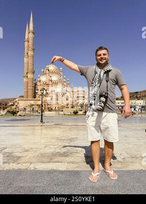 Uomo vicino alla Moschea al Sahaba a Sharm el-Sheikh, Egitto Foto Stock