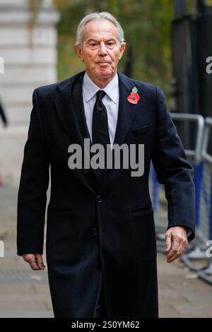 Sir Tony Blair, ex primo ministro britannico del Partito Laburista, che cammina a Downing Street, Londra, Regno Unito Foto Stock