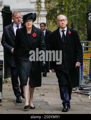 Theresa May, ex primo ministro del Regno Unito, cammina con il marito Philip May a Downing Street, Remembrance Sunday Foto Stock