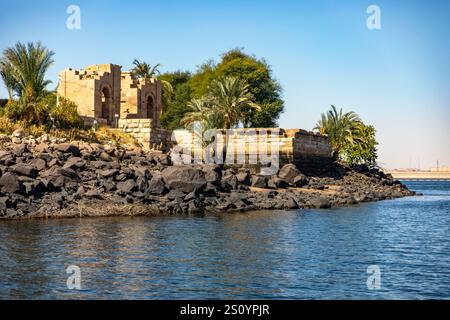 Assuan, Egitto; 18 gennaio 2024: Esplora le rovine del Tempio di Jnum sull'isola Elefantina, ad Assuan, nel mezzo del fiume Nilo. Scopri Foto Stock