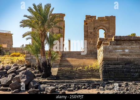 Assuan, Egitto; 18 gennaio 2024: Visita il tempio di Jhnum ad Assuan con le sue rovine sull'isola Elefantina. Esplora i resti di questo antico tempio dedi Foto Stock